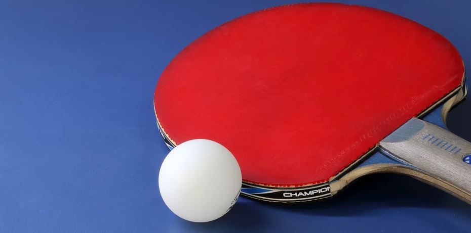 Une raquette et une balle de ping pong