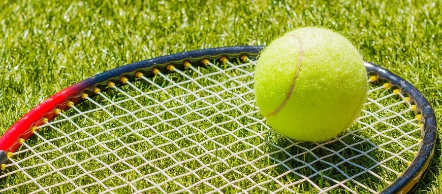 Un balle sur une raquette de tennis