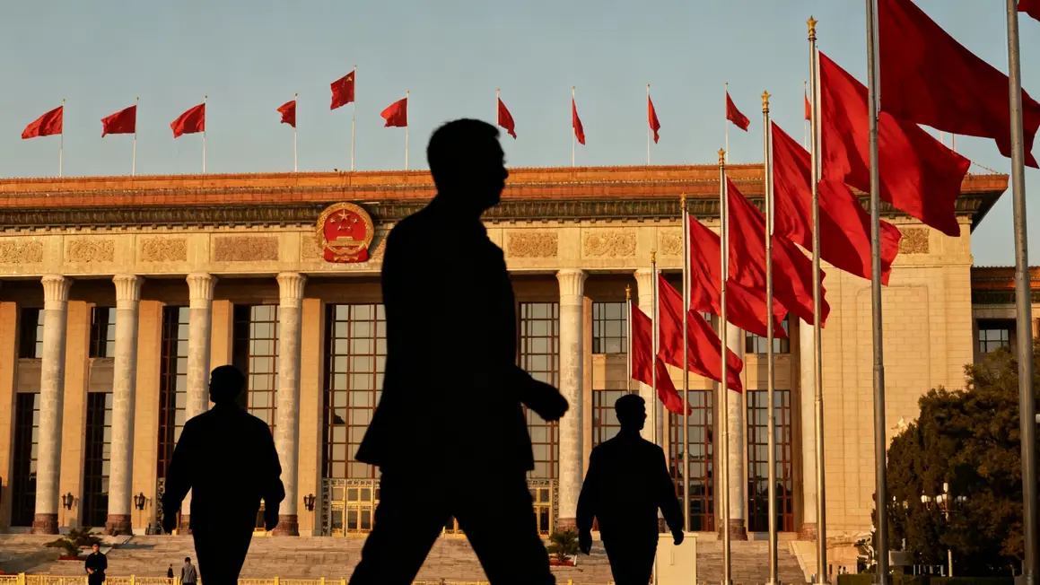 Batiment institution drapeaux rouges Chine