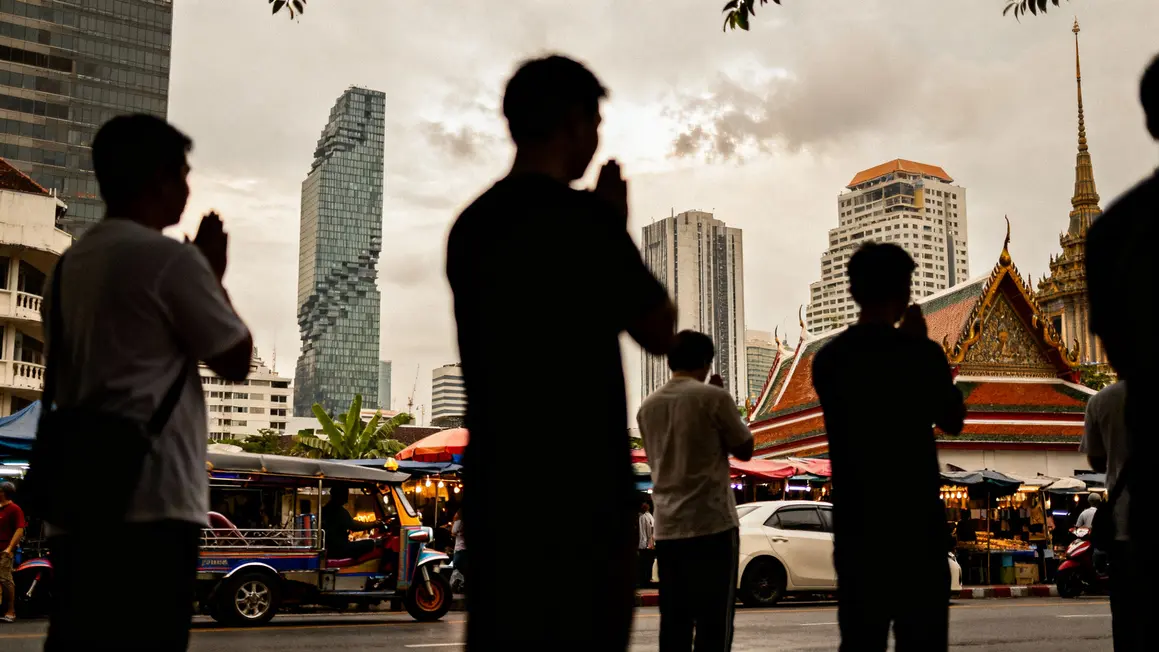 Bangkok temples tuk-tuk gratte-ciel salutation Wai